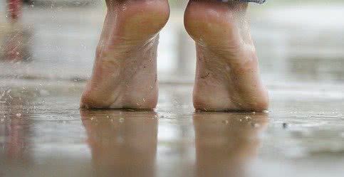 barefoot-g21403b132_640_widelg
